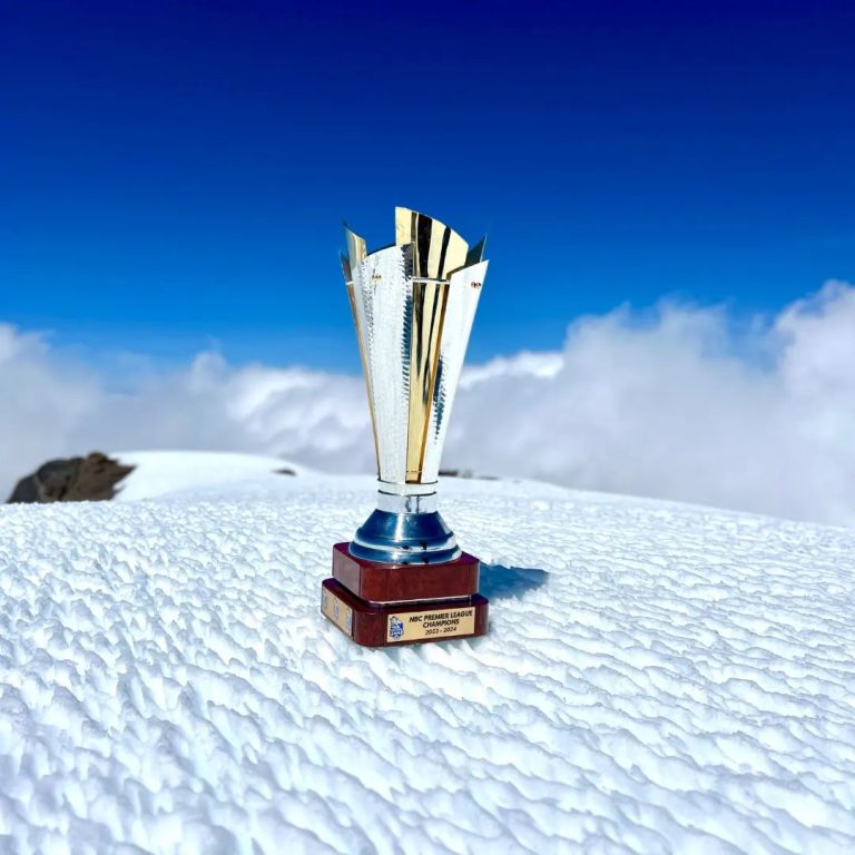 KOMBE LA YANGA LATUA KILELE CHA MT. KILIMANJARO