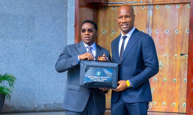 Makonda Awasili Bungeni Akiambatana na Nyota wa Soka Didier Drogba